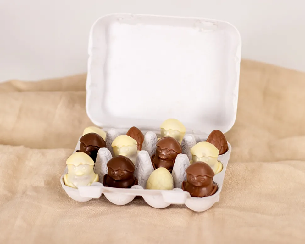 Boîte d'oeufs personnalisable et ses Poussins au chocolat noir, lait et blanc