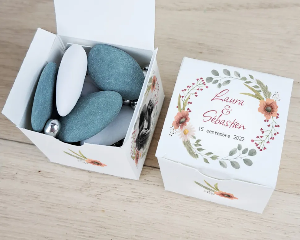 Boîtes à dragées personnalisées avec dragées chocolat et amandes - Mariage bohème