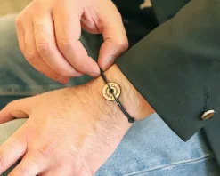 Bracelet cordon avec cible personnalisée en bois