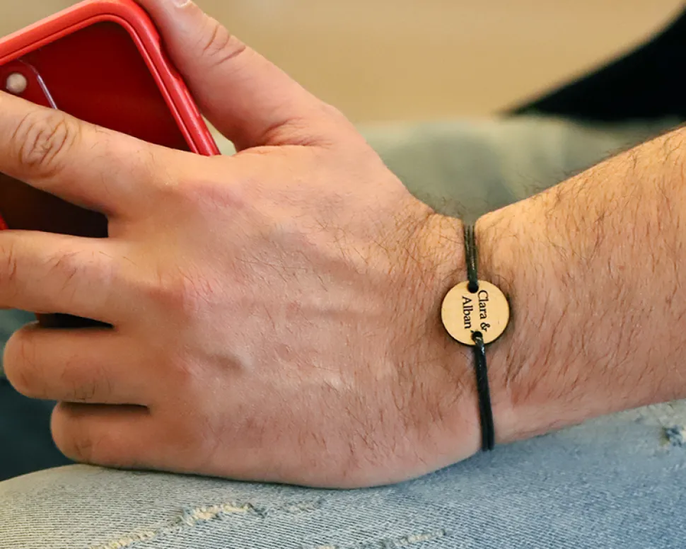 Bracelet cordon avec médaille personnalisée en bois