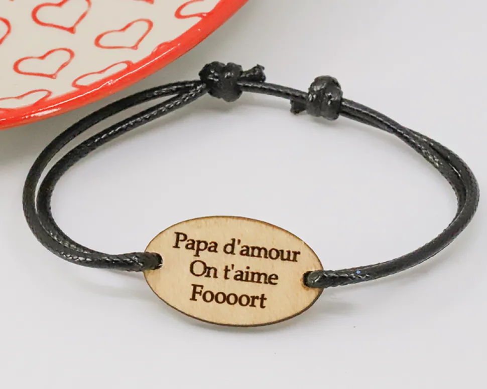 Bracelet cordon avec médaille ovale personnalisée en bois