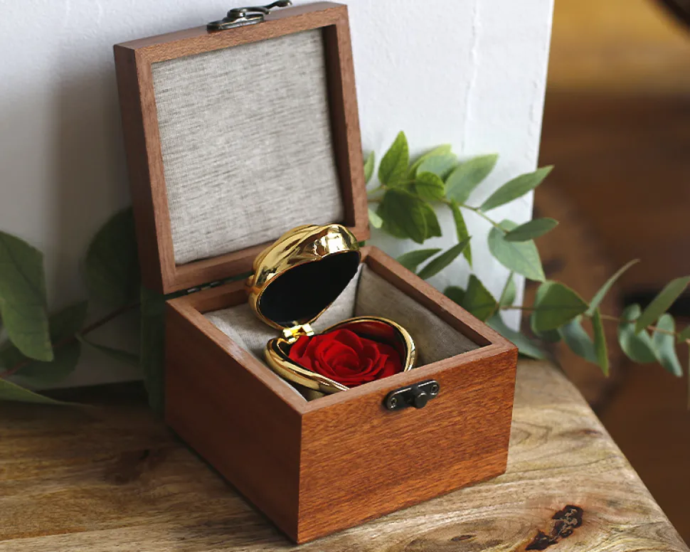 Coffret personnalisé avec rose en or et rose éternelle secrète