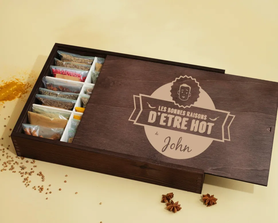 Grand coffret d'épices gravé « Les bonnes raisons d'être HOT » - 36 épices du monde